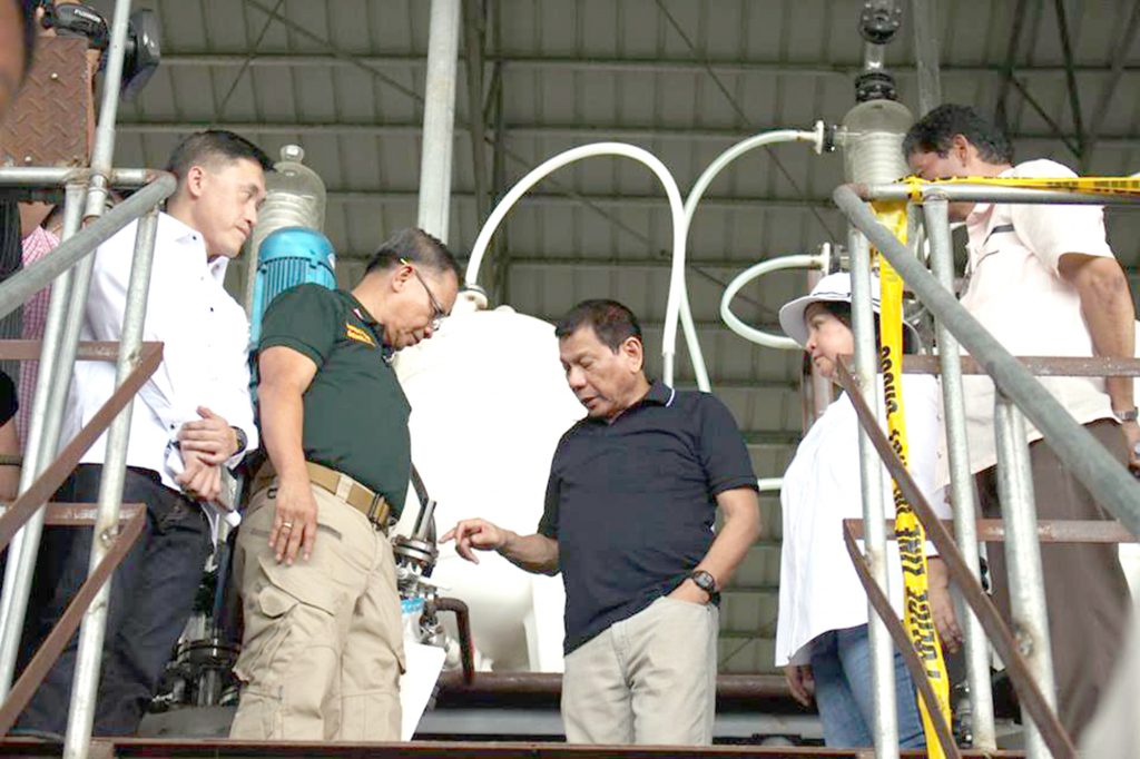 President Rodrigo Duterte inspects the presumed shabu lab in Arayat Pampanga together with PDEA, PNP, and pampanga officials./PIA Region 3 photo.