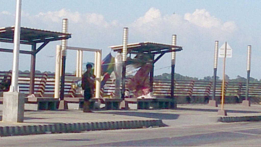 EYESORE – This part of the promenade along Benigno Aquino Blvd. is an eyesore as it has become an informal settlement for some people. If you pass there in the morning, you can even see “sampay,” cooking activities, and the whole nine yards all over the place.