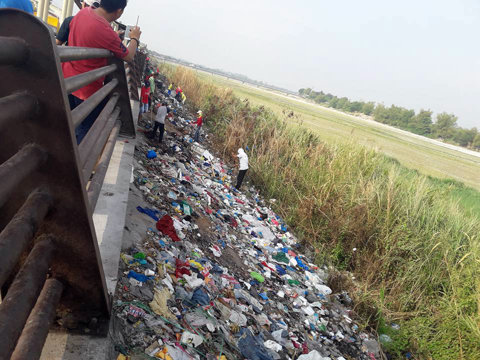 Joint Clean Up Drive at Riverwalk with Tarlac City IIMT on the MBCURPP, CENRO, CEO and Task Force Market. The key to cleaning this us is discipline. People should be disciplined. Indiscriminate throwing of thrash should have metted out with heavy penalty. Photo by Godfrey Dominic L. Aquino.